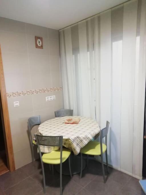 Habitacion En Piso Compartido Cerca De Playa De Samil Vigo Exterior foto